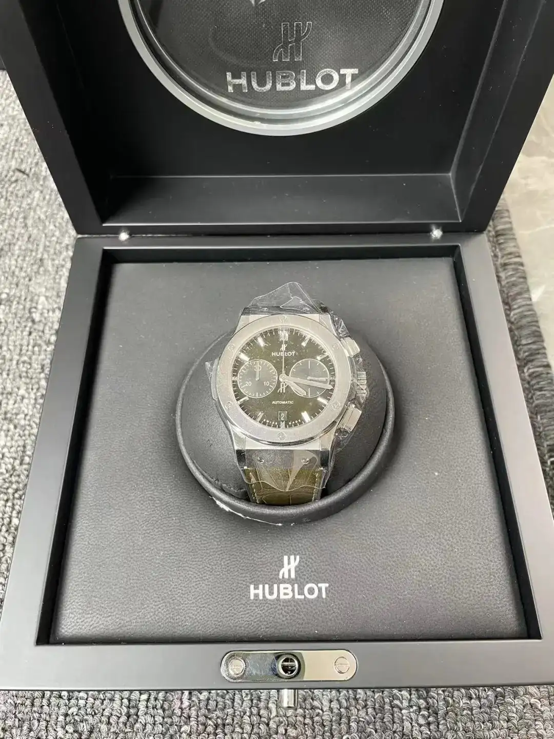 Hublot Classic Fusion Men Automatic Green Alligator Watch 541.NX.8970.LR - gallery
